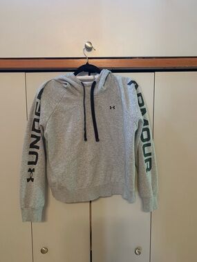 Under Armour Women’s loose Cropped Hoodie | Size Medium | Grey Logo Sleeve